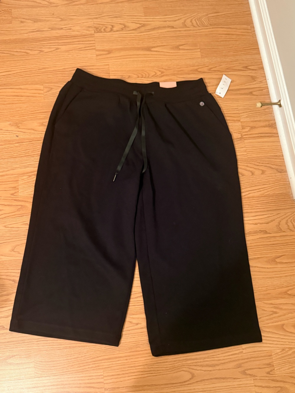 NWT Women’s livi active Black Wide-Leg capri pants with Drawstring